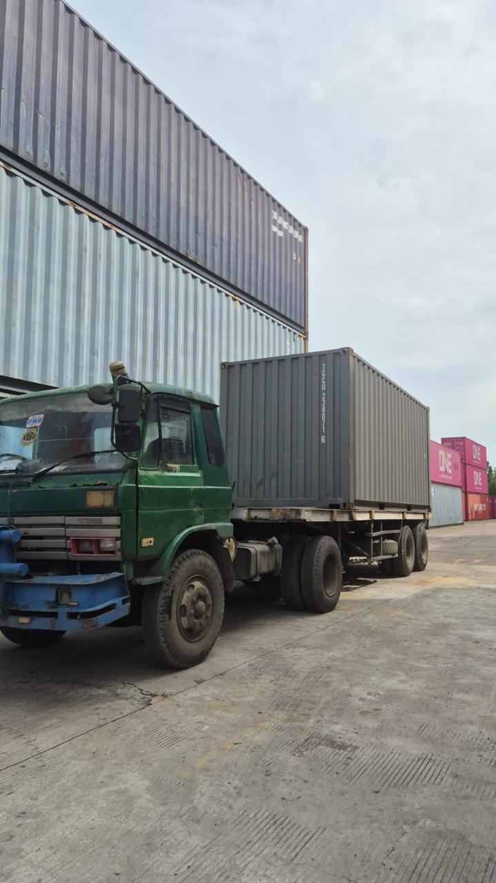 Truk trailer mengangkut kontainer di depo peti kemas